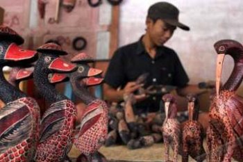 KERAJINAN BATIK KAYU