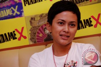 Tantangan terbesar Sarah Sechan saat syuting adalah beradaptasi dialek Batak