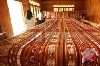 Tenun Bentenan Pinabetengan Ikut Peragaan Dekranas