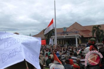Ribuan warga datangi Kantor Bupati OKI Sumsel