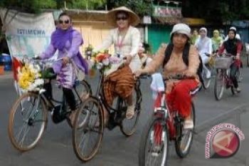 Bersepeda bersama peringati Hari Perempuan Sedunia