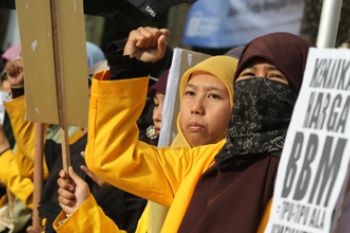TOLAK PENGURANGAN SUBSIDI BBM