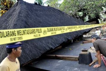 ROBOH DITERJANG ANGIN