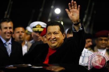 Chavez threatens banks,firms backing opposition