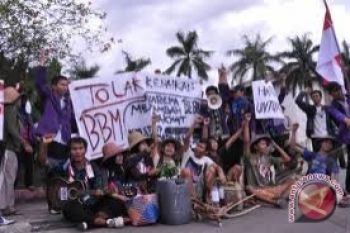 Ribuan Kader PDIP Demo Tolak Kenaikan BBM