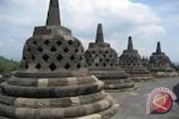 Penyair dunia baca puisi di Borobudur