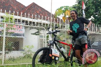 Sentot Wirawan bersepeda keliling kampanyekan energi alternatif 