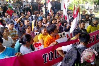 Demo tolak kenaikan BBM di Manado