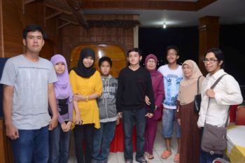 Artis dan Kru Negeri Lima Menara Disuguhi Makan Malam