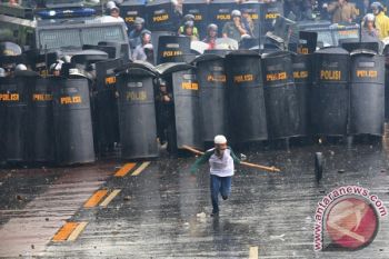 Demonstrators pull down fence of main gate of RI parliament building
