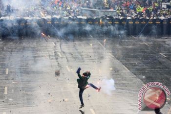 Demonstrators hurl stones at police