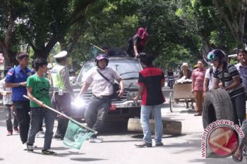 Pengunjuk Rasa Sandra Mobil Dinas Pemkab Kolaka