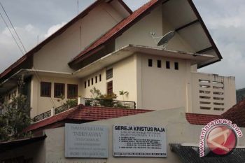 Keraton-agamawan keliling gereja sampaikan salam Natal