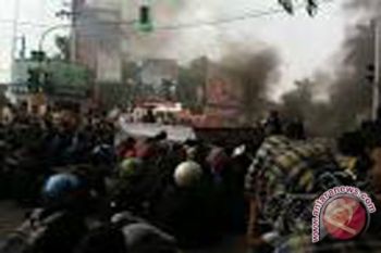 Pengunjuk rasa tutup ruas Jalan Diponegoro
