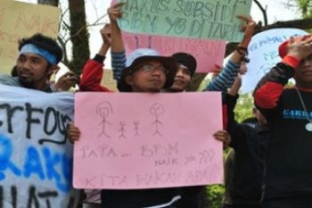 Unjuk Rasa Tuntut Kenaikan Upah