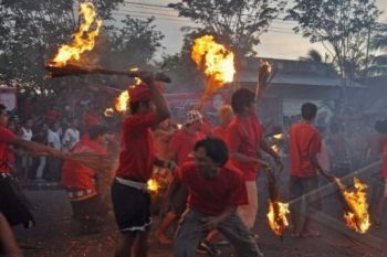 TRADISI PERANG API