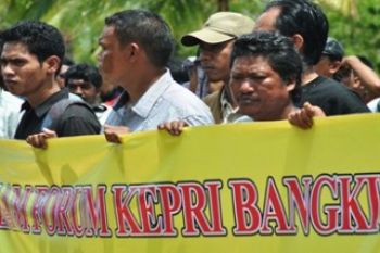 Tuntut Kesamaan Hak