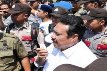 Tenangkan Pendemo