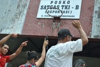 TKI Deportasi Nikmati Suguhan Musik Organ Tunggal