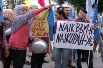 Kaum Ibu Ikut Demo BBM
