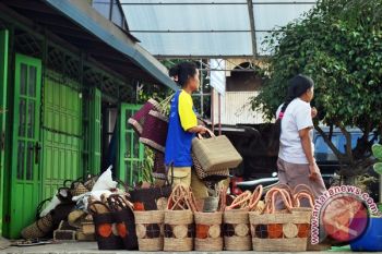 Perajin pelepah pisang Kulon Progo kebanjiran pesanan 
