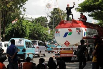 TOLAK KEPUTUSAN DPR