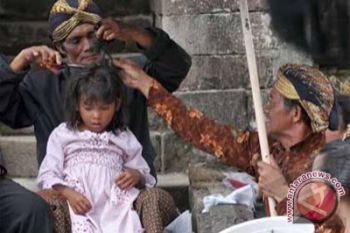"Ritual rambut gembel" juara foto Java Promo
