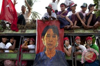 Menlu AS Ingatkan Suu Kyi : Demokrasi Itu Tidak Mudah