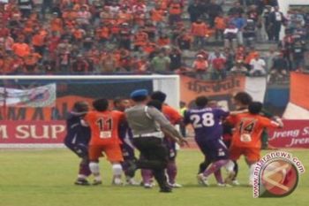 Bentrok antarpemain dalam uji coba Persisam Samarinda