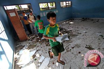 Warga singkirkan puing rumah akibat angin kencang