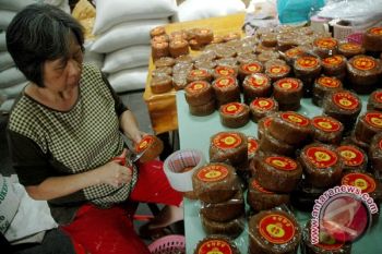 Permintaan kue keranjang masih sepi
