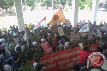 Ratusan Warga Demo Pertahankan Lahan Eks PTP Ladongi