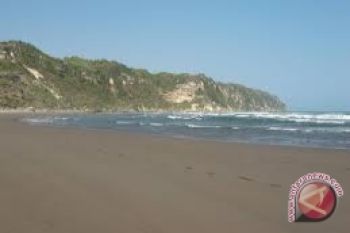 Gelombang laut selatan Jateng capai empat meter