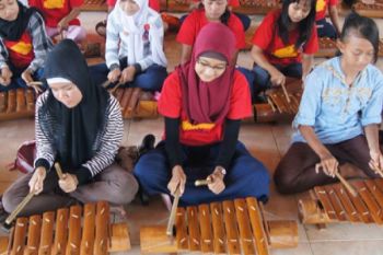 Bermain Musik Tradisional