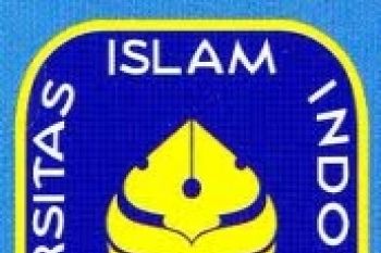 UII bagikan 5.000 paket sembako murah 