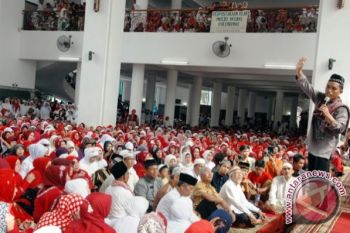 Ustadz Maulana ceramah di Masjid Agung Palembang 