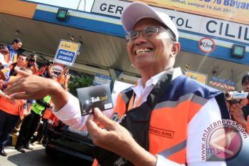 Minister sells e-Toll Card at Cililitan toll gate