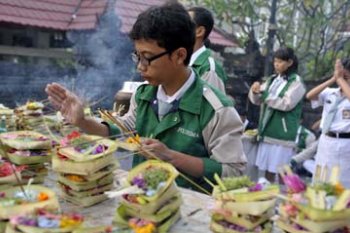SEMBAHYANG JELANG UN