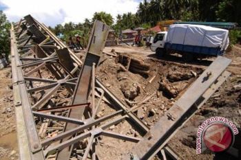 Masyarakat Desak Pemerintah Perbaiki Jembatan Rusak 