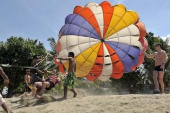 WISATA PARASAILING