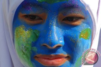 Activists clean river in commemorating Earth Day