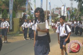 Siswa Rayakan Kelulusan Dengan Doa  