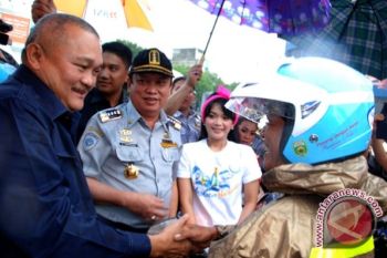 Gubernur Alex bagikan 2.300 helm SNI