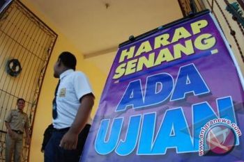 Siswi Bogor Ikut UN di Angkot