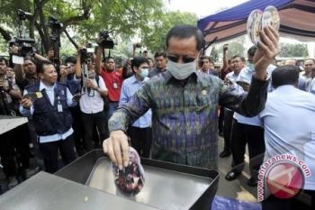 Menkumham Pimpin Pemusnahan 64.954 VCD/DVD Bajakan
