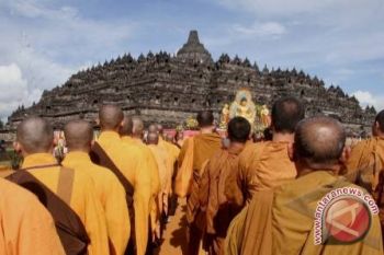 Pengunjung bisa masuk Borobudur pada perayaan Waisak