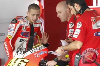 Rossi bersinar dalam latihan di lintasan basah
