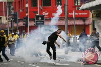Polisi Malaysia Lepaskan Ratusan Demonstran