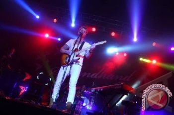 Hentakan Lagu Cinta Ala "Secondhand Serenade"