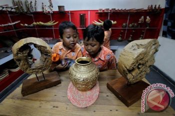 Melihat koleksi museum
